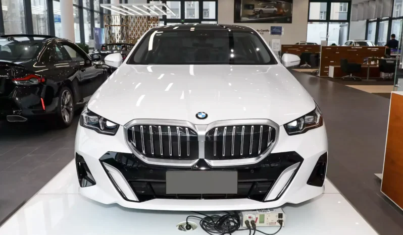 Imgi 4 BMW 5 Series 530Li 2024 appearance